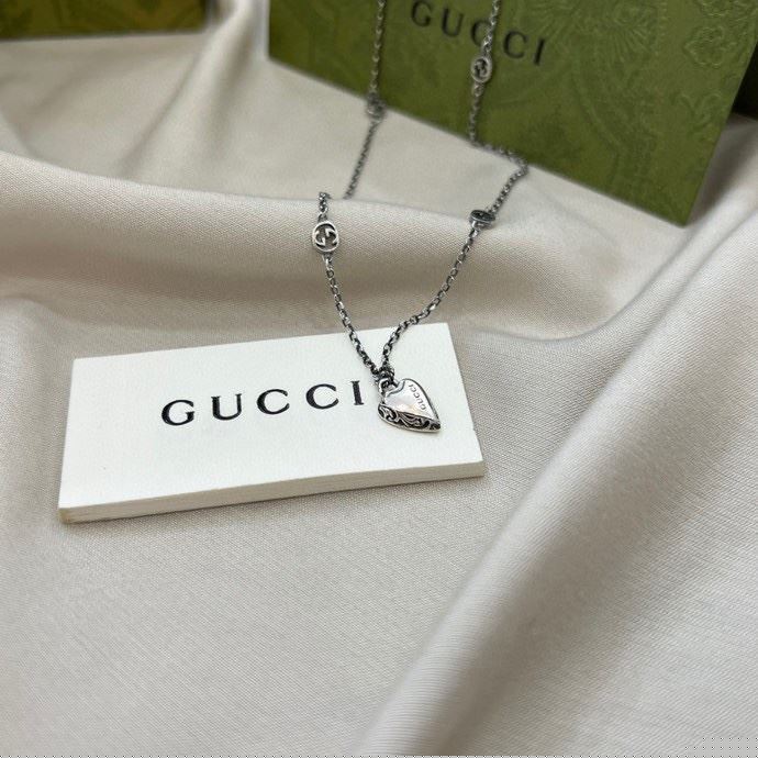 G*u*i necklaces